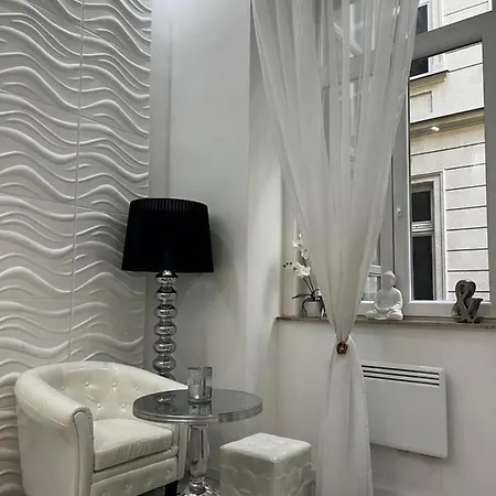 White Luxury Apartment Budapest